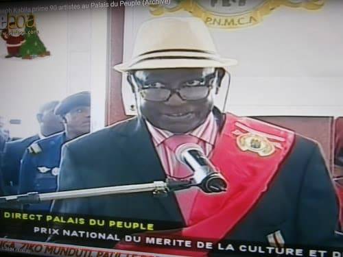 Papa Noël Nedule Prononçant un discours au nom de tous les artistes lors de la remise des médailles du «Prix National de Mérite de la Culture et des Arts »