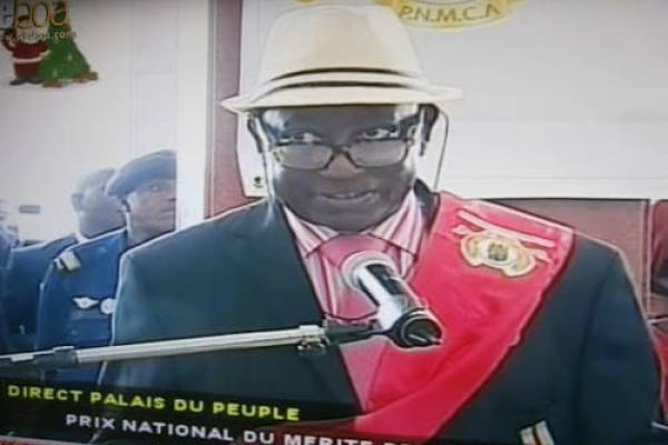 Papa Noël Nedule Prononçant un discours au nom de tous les artistes lors de la remise des médailles du «Prix National de Mérite de la Culture et des Arts »