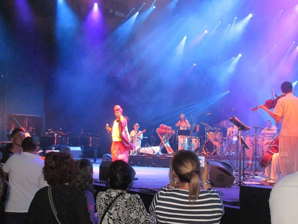 Faya Tess sur scène à Lyon avec un orchestre cubain (Photo,3 juillet 2016, Air Monde Culture/André Tetu): «Nuit de la Rumba»