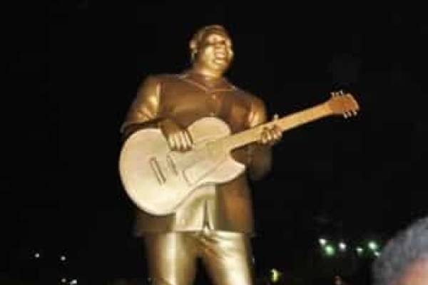 LUAMBO MAKIADI immortalisé sur la place des artistes