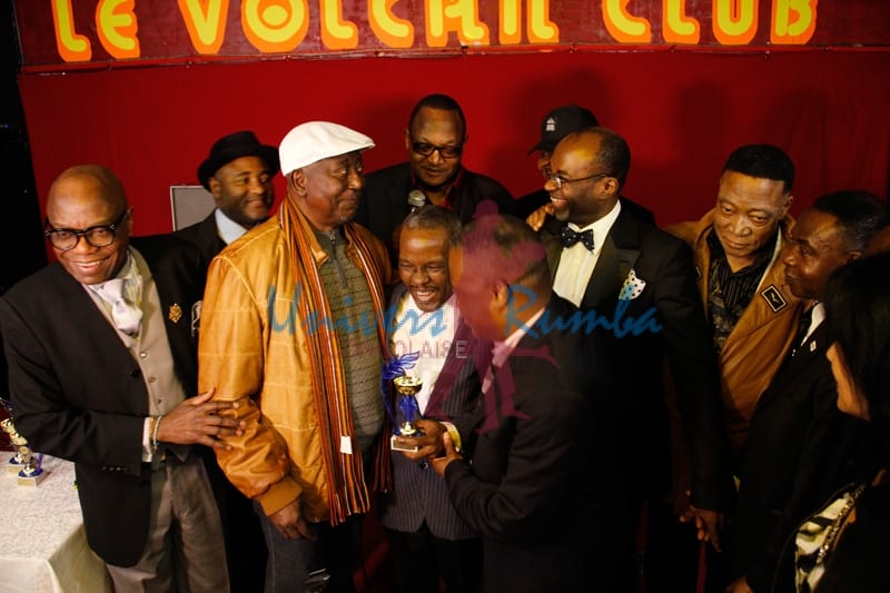 L'hommage rendu de l'ensemble des artistes à Luamba Mfumu Makanda Yves alias DEMUKUSE lors de sa nomination lors de la remise de trophées de Franco et Nico au Volcan club organisée par l’association Assco France